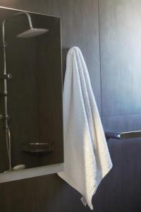 een handdoek hangend aan een douchedeur in de badkamer bij Atalia Apartment, Orne Crete in Orné