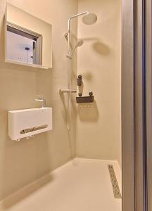La salle de bains est pourvue d'une douche et d'un lavabo. dans l'établissement PRIVATE APPARTMENT 60m2 - CENTRE TOP LOCATION, à Amsterdam