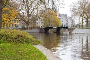 une rivière dans une ville avec un pont et des bâtiments dans l'établissement PRIVATE APPARTMENT 60m2 - CENTRE TOP LOCATION, à Amsterdam