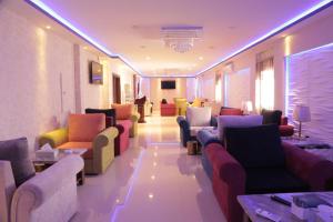 Majoituspaikan شقق الكادي baari tai lounge-tila