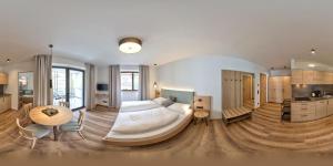 1 dormitorio grande con 1 cama grande y 1 mesa en Guesthouse Karnatsch, en Parcines