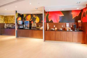 um restaurante com um bar num quarto em Fairfield Inn & Suites by Marriott LaPlace em Laplace