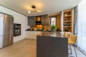 A kitchen or kitchenette at Villa Kazarman, Kalkan’ın kalbinde denize, merkeze