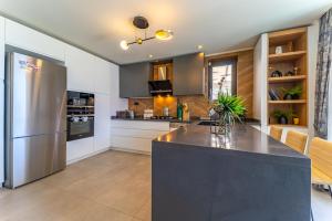 A kitchen or kitchenette at Villa Kazarman, Kalkan’ın kalbinde denize, merkeze