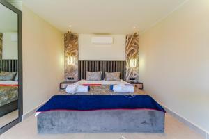 A bed or beds in a room at Villa Kazarman, Kalkan’ın kalbinde denize, merkeze