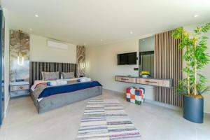 A bed or beds in a room at Villa Kazarman, Kalkan’ın kalbinde denize, merkeze