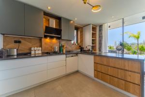 A kitchen or kitchenette at Villa Kazarman, Kalkan’ın kalbinde denize, merkeze