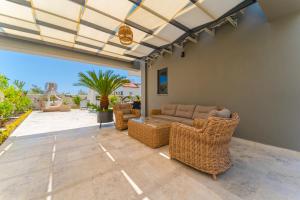 A seating area at Villa Kazarman, Kalkan’ın kalbinde denize, merkeze