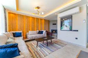 A seating area at Villa Kazarman, Kalkan’ın kalbinde denize, merkeze