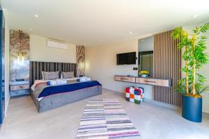 A bed or beds in a room at Villa Kazarman, Kalkan’ın kalbinde denize, merkeze