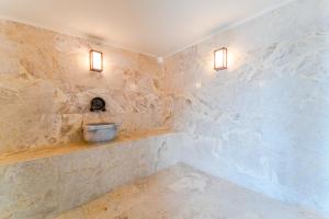 A bathroom at Villa Kazarman, Kalkan’ın kalbinde denize, merkeze