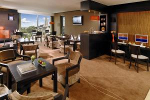 un restaurante con mesas y sillas y un bar en Sheraton Athlone Hotel en Athlone