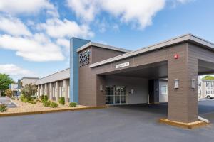 a building with a parking lot in front of it at Four Points by Sheraton Eastham Cape Cod in Eastham