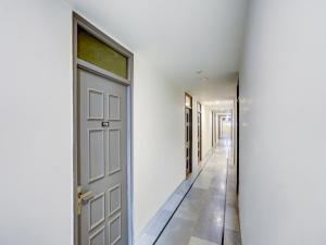 an empty hallway with a door and a hallwayngth at Hotel Jp Tower in New Delhi