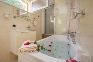 Koupelna v ubytování Uniquely designed Villa Ivana with outdoor Jacuzzi nearby the pebble Banje beach at the Island of Solta