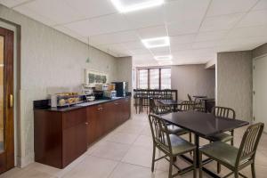 uma sala de jantar com uma mesa e algumas cadeiras em Best Western Lock Haven em Lock Haven