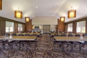 ein Konferenzraum mit Tischen und Stühlen in der Unterkunft Best Western Lock Haven in Lock Haven