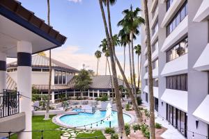 uma vista aérea da piscina no resort em Delta Hotels by Marriott Phoenix Mesa em Mesa
