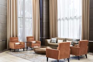 Χώρος καθιστικού στο Delta Hotels by Marriott Phoenix Mesa