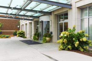 ein Bürogebäude mit einer Glasdecke und Pflanzen in der Unterkunft Hotel Blackhawk, Autograph Collection in Davenport