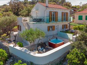 Bazén v ubytování Uniquely designed Villa Ivana with outdoor Jacuzzi nearby the pebble Banje beach at the Island of Solta nebo v jeho okolí
