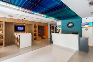 una hall con bancone bianco e soffitti blu di Libre Hotel, BW Signature Collection by Best Western a Lima