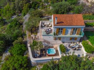 nad głową domu z basenem w obiekcie Uniquely designed Villa Ivana with outdoor Jacuzzi nearby the pebble Banje beach at the Island of Solta w mieście Rogač