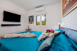 TV a/nebo společenská místnost v ubytování Uniquely designed Villa Ivana with outdoor Jacuzzi nearby the pebble Banje beach at the Island of Solta