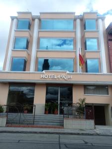 un hotel y un edificio de azulejos con las palabras hotel y baldosas en HOTEL 4 RIOS en Cuenca