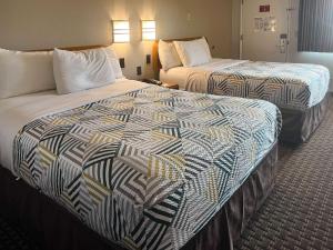 波特蘭的住宿－Motel 6 Portland OR Southeast，一间酒店客房,房间内设有两张床