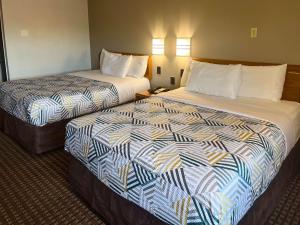 波特蘭的住宿－Motel 6 Portland OR Southeast，两间相邻的床铺位于酒店客房内