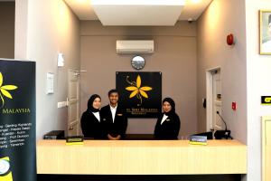 a group of three people standing behind a counter at Hotel Seri Malaysia Seremban in Seremban