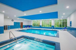 una gran piscina con techo azul en Four Points by Sheraton Grande Prairie, en Grande Prairie