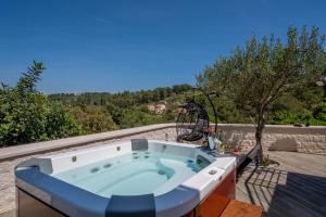 Bazén v ubytování Uniquely designed Villa Ivana with outdoor Jacuzzi nearby the pebble Banje beach at the Island of Solta nebo v jeho okolí
