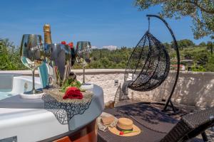 Balkón nebo terasa v ubytování Uniquely designed Villa Ivana with outdoor Jacuzzi nearby the pebble Banje beach at the Island of Solta