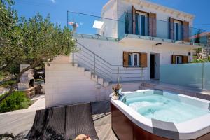 Balkón nebo terasa v ubytování Uniquely designed Villa Ivana with outdoor Jacuzzi nearby the pebble Banje beach at the Island of Solta