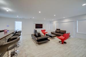 uma sala de espera com sofás e cadeiras e uma mesa em Secluded Evart Vacation Rental on 82 Acres! em Evart