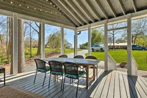 un porche con mesa y sillas en Riviera Paradise with Private Dock! home, en Mooresville