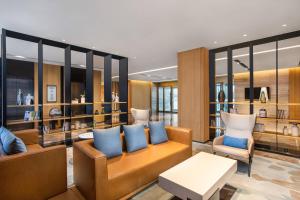西寧市にあるFairfield by Marriott Xining Northのリビングルーム(ソファ2台、青い枕付)