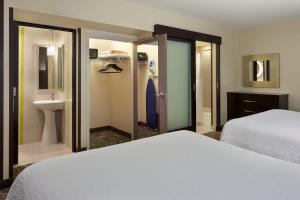 Postel nebo postele na pokoji v ubytování SpringHill Suites by Marriott Toronto Vaughan