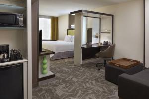 Postel nebo postele na pokoji v ubytování SpringHill Suites by Marriott Toronto Vaughan