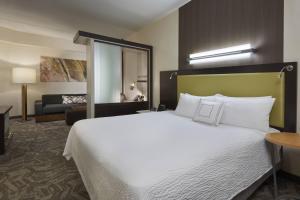 Postel nebo postele na pokoji v ubytování SpringHill Suites by Marriott Toronto Vaughan