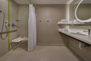 Koupelna v ubytování SpringHill Suites by Marriott Toronto Vaughan
