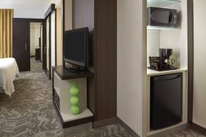 TV a/nebo společenská místnost v ubytování SpringHill Suites by Marriott Toronto Vaughan