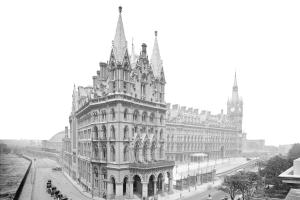 倫敦的住宿－倫敦聖潘克拉斯萬麗酒店，一张旧黑白相间的建筑照片