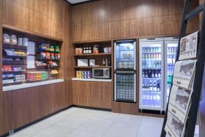 een supermarkt met een koelkast en drankjes bij Courtyard by Marriott Amsterdam Arena Atlas in Amsterdam