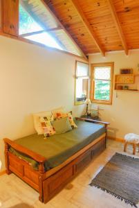 una camera con un grande letto di Cabañas La Inesita a San Carlos de Bariloche