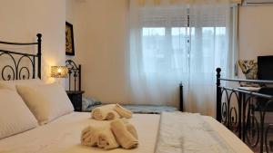a bedroom with towels on a bed with a window at LA BARONESSA apartment- vicinissimo al policlinico in Messina