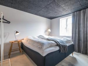 een slaapkamer met een bed en een raam bij Holiday home Fanø XIV in Fanø