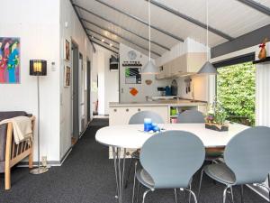 Kuchyň nebo kuchyňský kout v ubytování Holiday home Hemmet CCLXIII